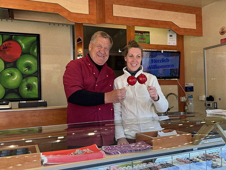 Glasierte Früchte beim 52. Truderinger Festwoche 2024 (©Foto: Martin Schmitz) 